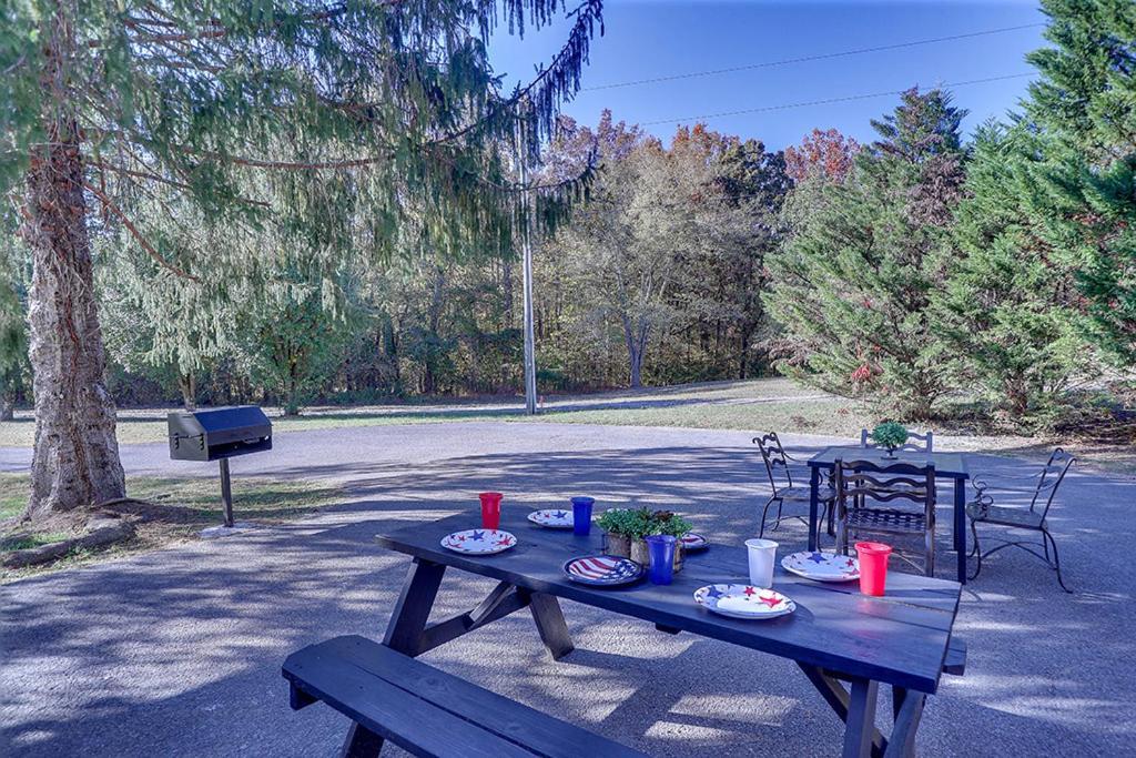 Entertainment Galore! Luxurious Property, Spectacular & Peaceful Setting, Great Location, Close To Major Attractions!! Pigeon Forge Exterior photo