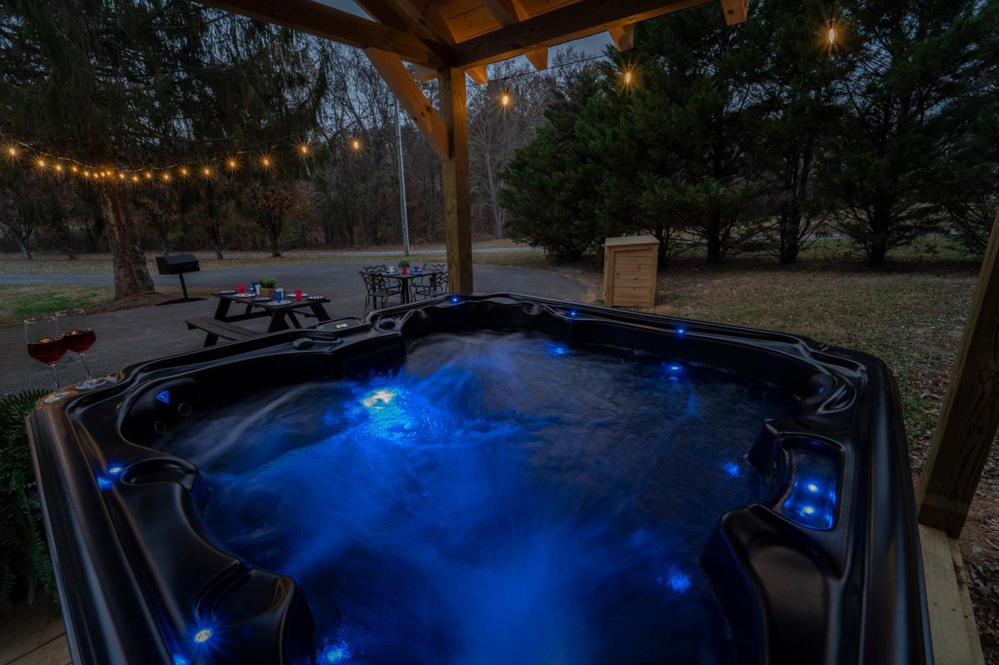 Entertainment Galore! Luxurious Property, Spectacular & Peaceful Setting, Great Location, Close To Major Attractions!! Pigeon Forge Exterior photo