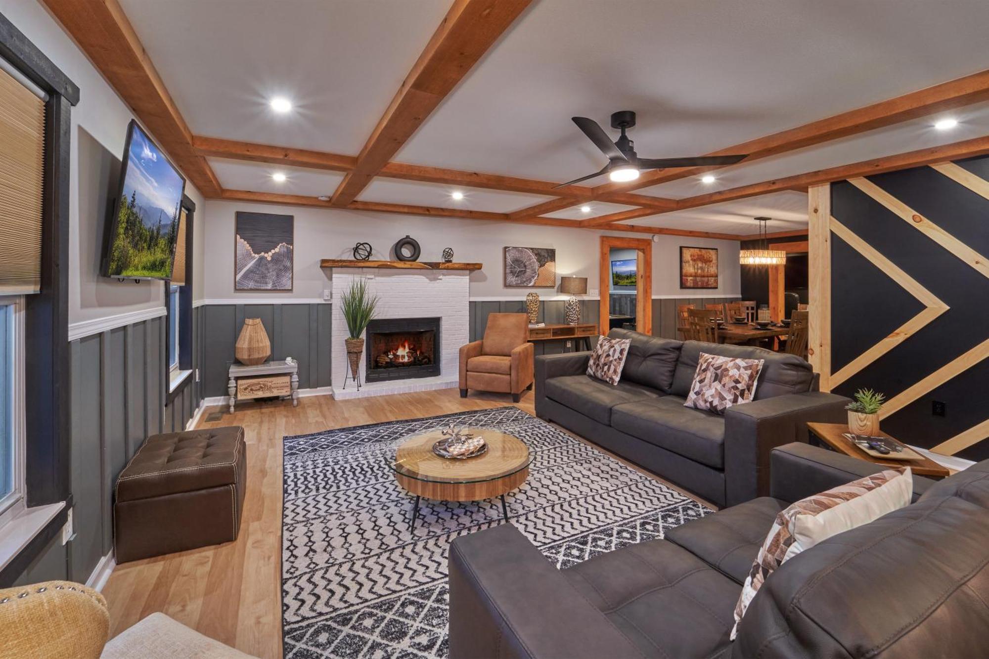 Entertainment Galore! Luxurious Property, Spectacular & Peaceful Setting, Great Location, Close To Major Attractions!! Pigeon Forge Exterior photo