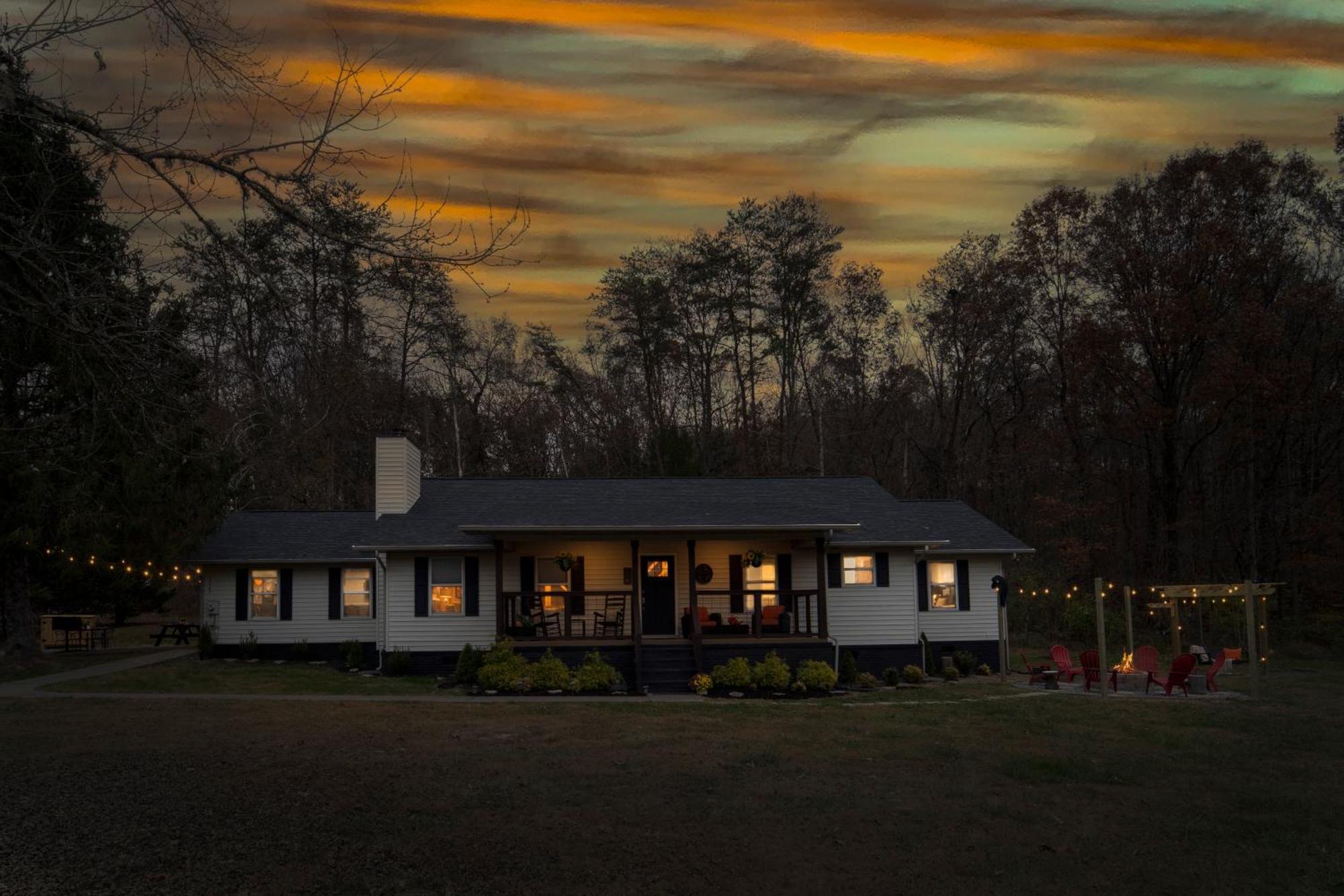Entertainment Galore! Luxurious Property, Spectacular & Peaceful Setting, Great Location, Close To Major Attractions!! Pigeon Forge Exterior photo