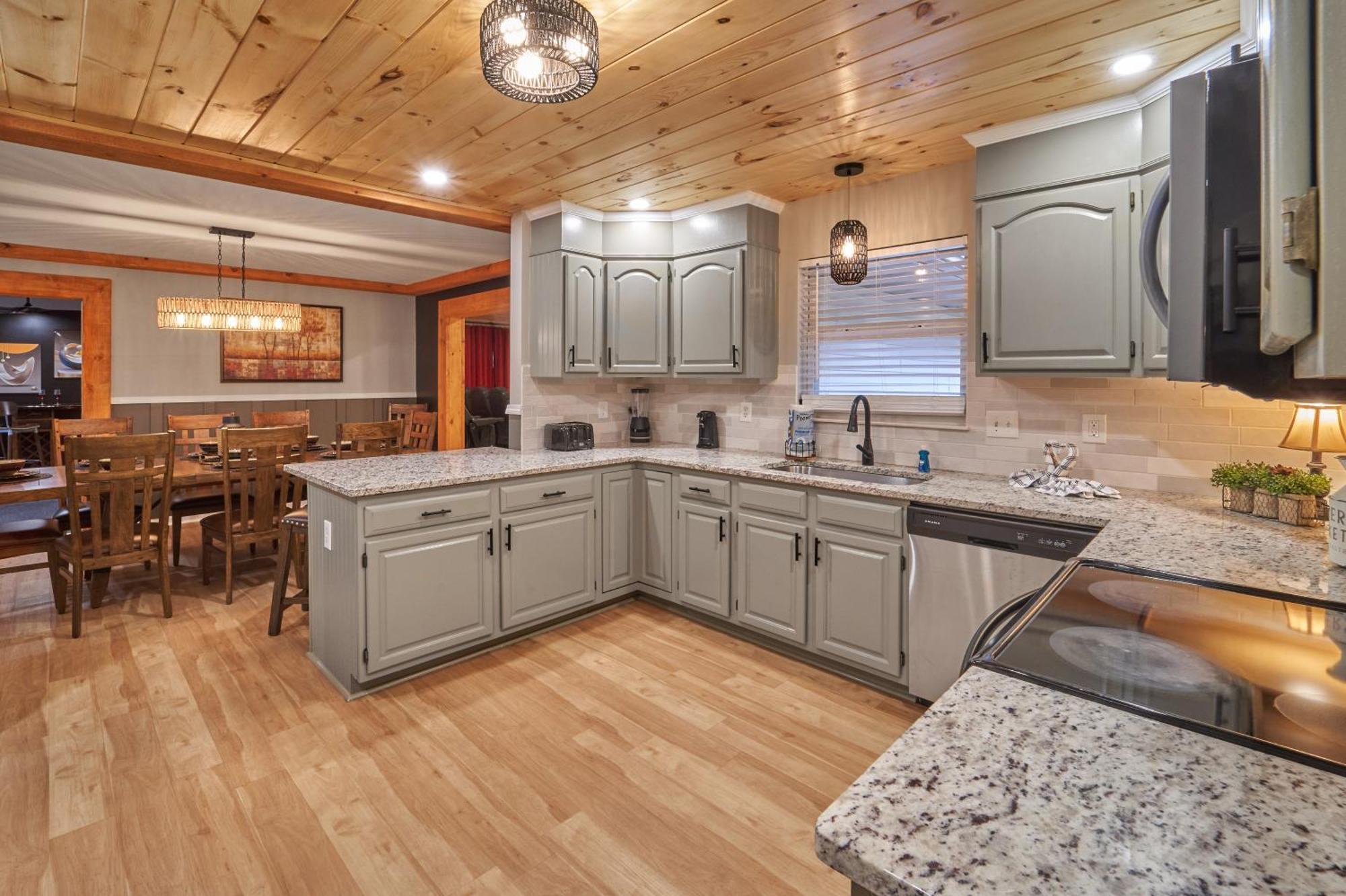Entertainment Galore! Luxurious Property, Spectacular & Peaceful Setting, Great Location, Close To Major Attractions!! Pigeon Forge Exterior photo
